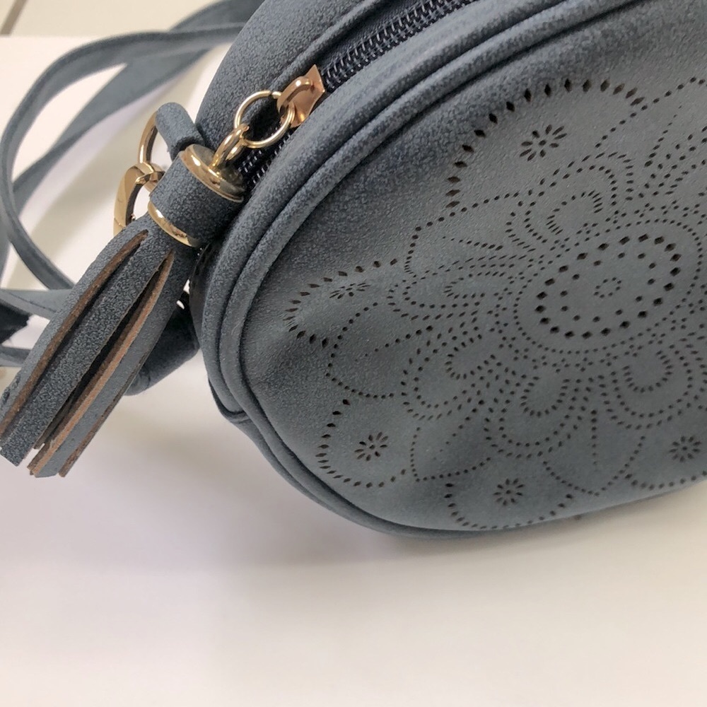 Small round blue crossbody bag. - Picture 3 of 6